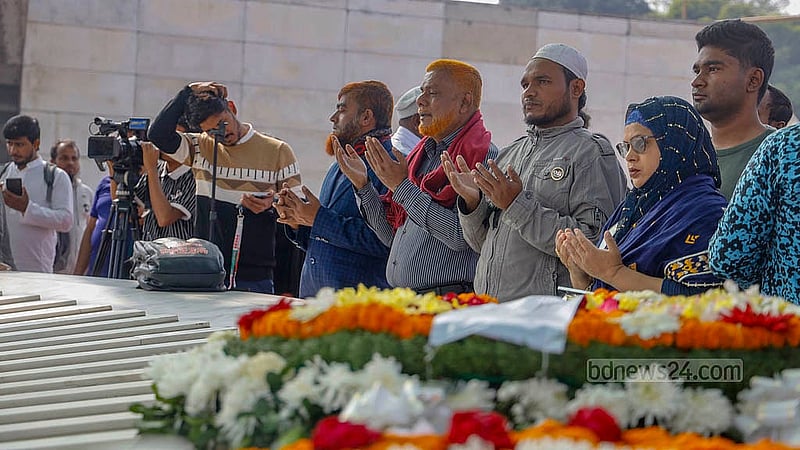 দেশের প্রথম নারী প্রধানমন্ত্রী খালেদা জিয়ার কবর জিয়ারতে বিভিন্ন শ্রেণি-পেশার মানুষ