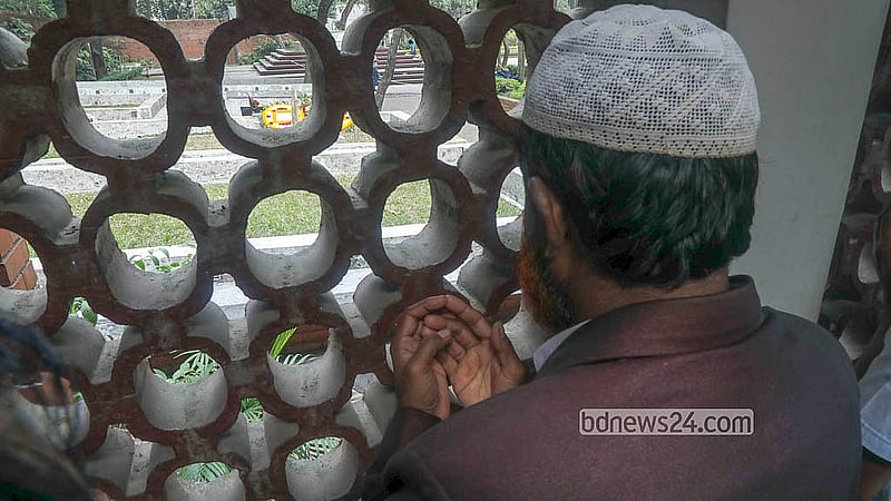 ঢাকা বিশ্ববিদ্যালয়ের কেন্দ্রীয় মসজিদ সংলগ্ন জাতীয় কবি কাজী নজরুল ইসলামের সমাধির পাশে সমাহিত শরীফ ওসমান হাদির কবর দূর থেকে একনজর দেখতে আসেন অনেকে। কেউ কেউ তার জন্য দুহাত তুলে প্রার্থনা করেন
