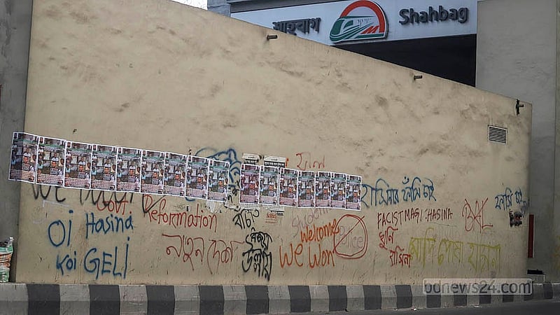 শাহবাগ মেট্রোরেল স্টেশনের পিলার ও দেয়ালে পোস্টারের পাশাপাশি লেখা হয়েছে অমোচনীয় কালি দিয়ে। ছবি: আব্দুল্লাহ আল মমীন