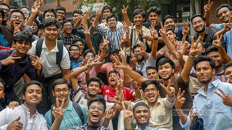 এবারের এইচএসসি ফলাফল প্রকাশের পর বৃহস্পতিবার ভালো ফল করা নটর ডেম কলেজের শিক্ষার্থীদের উল্লাস। ছবি: আব্দুল্লাহ আল মমীন