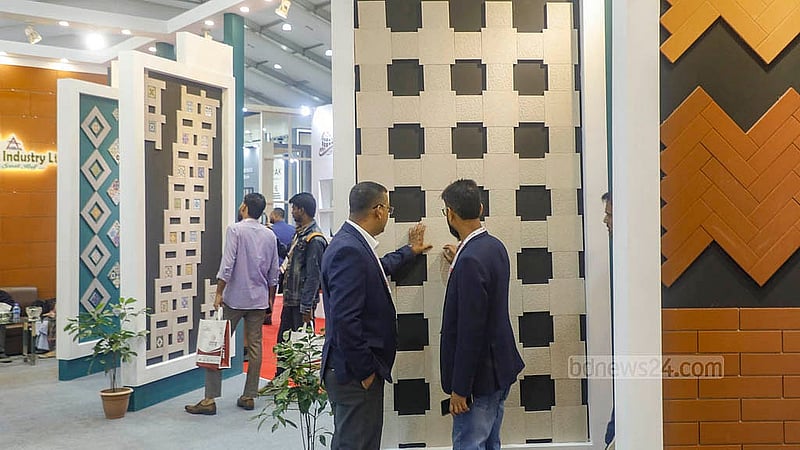 রাজধানীর আইসিসিবিতে সিরামিক মেলা প্রাঙ্গণ থেকে টাইলস কিনলে মিলছে নানা রকমের অফার। চারদিনের এই মেলা শেষ হবে রোববার