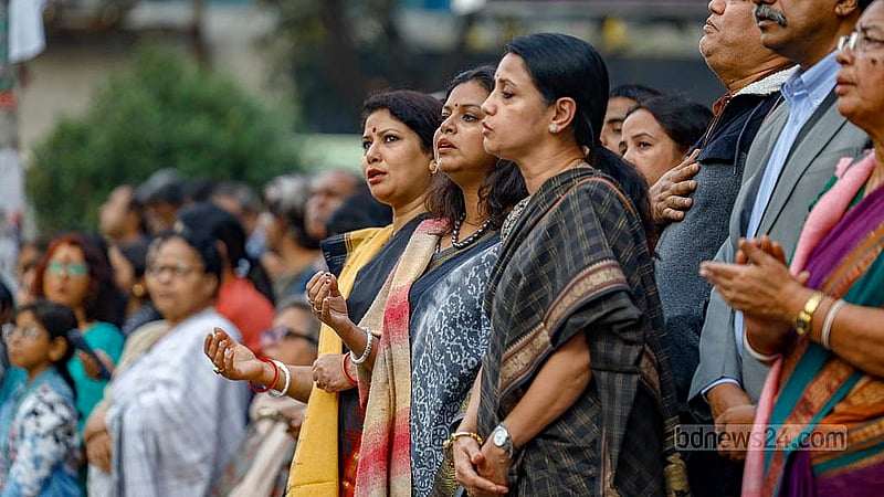 গানের তালে তালে প্রতিবাদের ভাষা তুলে ধরেছেন সংস্কৃতিমনা মানুষেরা। ছায়ানটে হামলা-ভাঙচুরের প্রতিবাদে মঙ্গলবার সংহতি সমাবেশে সবাই গলা ছেড়ে গান গেয়েছেন