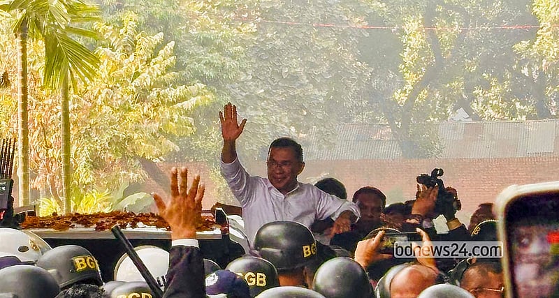 ঢাকা বিশ্ববিদ্যালয়ে ইনকিলাব মঞ্চের আহ্বায়ক ওসমান হাদির কবর জিয়ারতে গিয়ে বিএনপি নেতা তারেক রহমান উপস্থিত নেতাকর্মীদের হাত নেড়ে শুভেচ্ছা জানান। ছবি: আরাফাতুল ইসলাম নাঈম