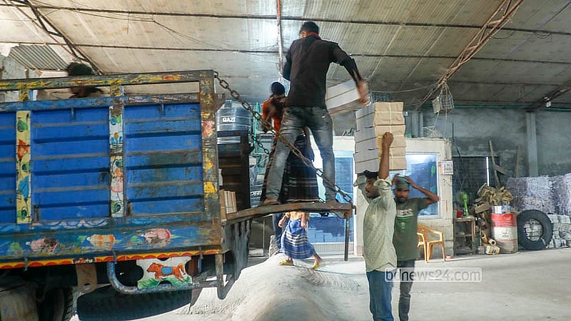 ঢাকার মাতুয়াইল এলাকার একটি ছাপাখানা থেকে মাধ্যমিক স্কুলের নতুন পাঠ্যবই তোলা হচ্ছে ট্রাকে
