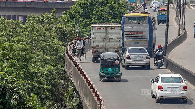 ঢাকার প্রধান সড়কে ব্যাটারিচালিত রিকশা চলাচলের অনুমতি নেই। কোনো কিছুর তোয়াক্কা না করেই ফ্লাইওভারে উল্টো পথে চলছে পায়েচালিত রিকশাও । ছবি: মাহমুদ জামান অভি