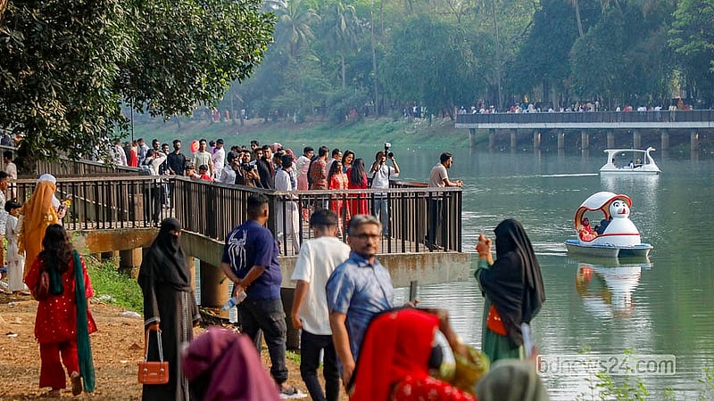 রমনা পার্কের লেক ঘেঁষে হাঁটার রাস্তাও আছে। সেখানে অনেকে দল বেঁধে আড্ডা দেন
