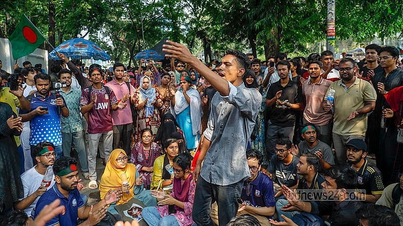 রাজধানীর কাকরাইলের মসজিদ মোড়ে শুক্রবার সকাল থেকে অবস্থান কর্মসূচিতে বসেন জগন্নাথ বিশ্ববিদ্যালয়ের শিক্ষার্থীরা। মাঝেমধ্যে ছোট ছোট দলে ভাগ হয়ে দাবি আদায়ের স্লোগান দেন তারা। ছবি: মাহমুদ জামান অভি