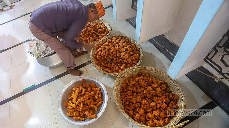 বায়তুল মোকাররম জাতীয় মসজিদে শুক্রবার চলে ইফতারির প্রস্তুতি।  ছবি: আব্দুল্লাহ আল মমীন