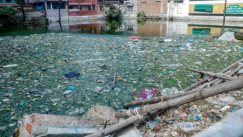 দীর্ঘদিন ধরে পরিষ্কার না করায় আবর্জনা জমে ব্যবহারের অনুপযোগী হয়ে পড়েছে পুরান ঢাকার সিক্কাটুলি পুকুর