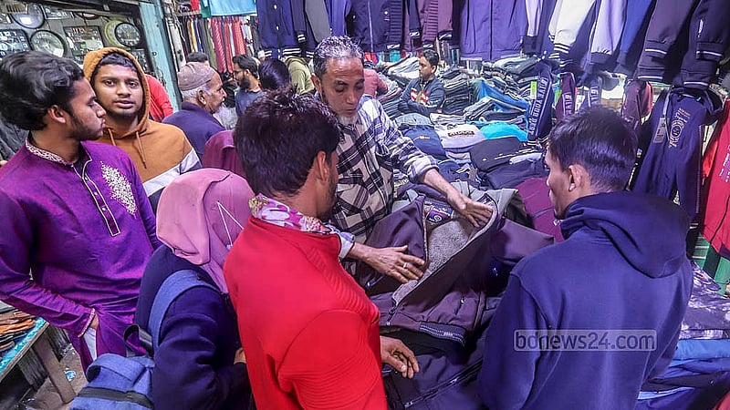 শীতে ফুটপাতের দোকানগুলোতে দেশি-বিদেশি জ্যাকেট খোঁজেন অনেকেই; বেশ আরামদায়ক জ্যাকেটগুলো গুলিস্তানে মেলে অল্পস্বল্প দামেই। ছবি: আব্দুল্লাহ আল মমীন