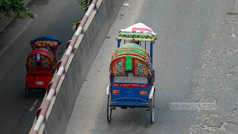 ঢাকার ব্যস্ত ফ্লাইওভারগুলোতে প্রধান সড়কের তুলনায় যানবাহন ছুটে চলে আরও বেশি গতিতে, সেটি উপেক্ষা করেই ফ্লাইওভারে চলছে ব্যাটারির রিকশা। ছবি: মাহমুদ জামান অভি