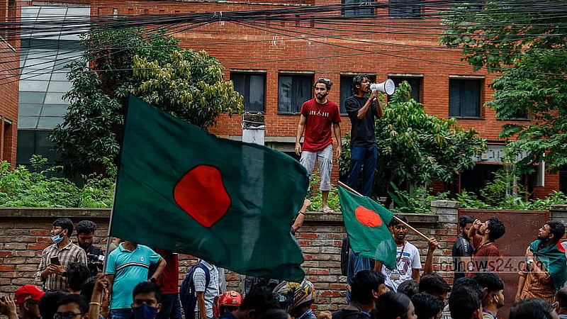 ঢাকার আফতাবনগরের ইস্ট ওয়েস্ট বিশ্ববিদ্যালয়ের সামনে ছাত্রহত্যার বিচারসহ বিভিন্ন দাবিতে শিক্ষার্থীদের স্লোগান। ছবি: মাহমুদ জামান অভি