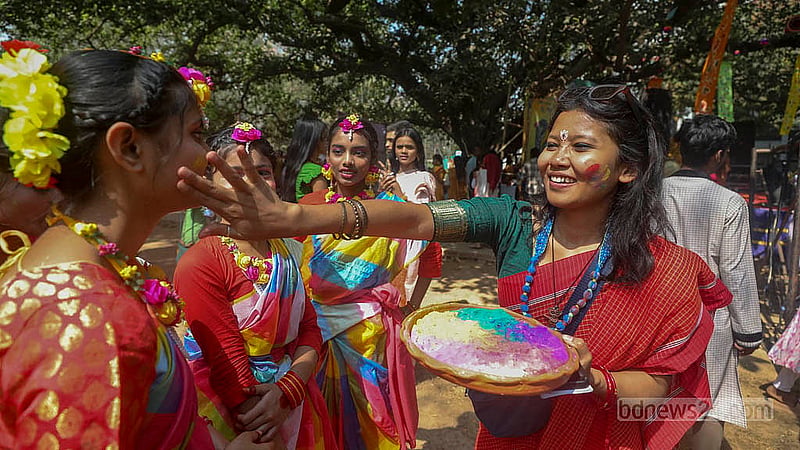 ঢাকা বিশ্ববিদ্যালয়ের কলাভবনের বটতলায় মঙ্গলবার সমগীত বসন্ত উৎসবে ছিল রং খেলার আয়োজন।