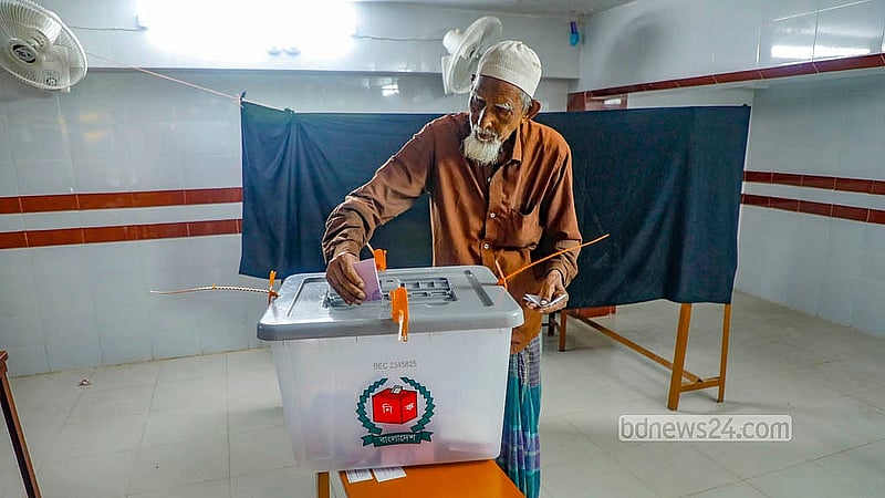 ত্রয়োদশ সংসদ নির্বাচনে ঢাকার এ কে উচ্চ বিদ্যালয় ও কলেজ কেন্দ্রে ভোট দেন এক বৃদ্ধ