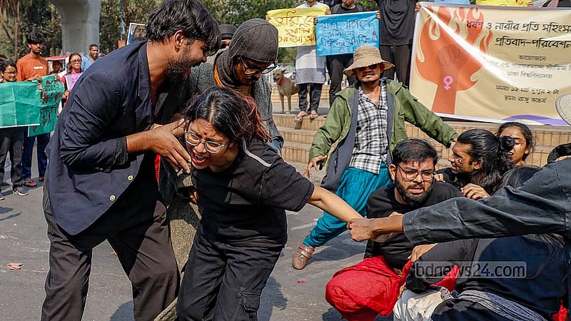 প্রতিনিয়ত নারীদের যেভাবে ভয়ভীতি দেখিয়ে ধর্ষণ ও নিপীড়নের পর তাদের মুখ বন্ধ রাখতে বাধ্য করা হয় তা তুলে ধরা হয় রাজু ভাস্কর্যের সামনে আয়োজিত পথনাটকে। ছবি: মাহমুদ জামান অভি