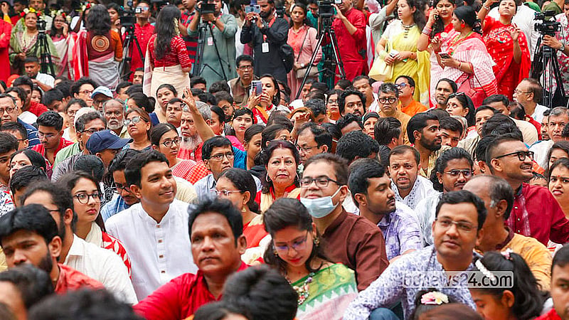 বাংলা নববর্ষের সকালে মঙ্গলবার রমনা বটমূলে ছায়ানটের অনুষ্ঠানে সবাই আসেন বৈশাখী সাজে।