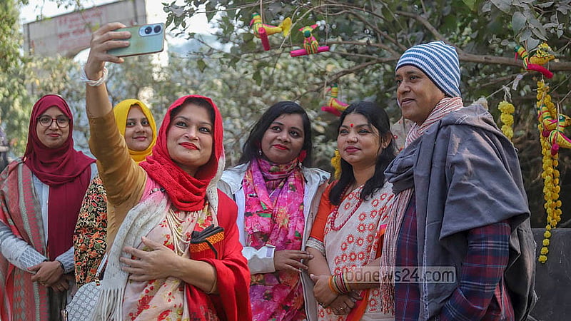 ঢাকার ডেমরায় বালু নদীর পাড়ে শুক্রবার সকালে রস মেলা বসায় ‘রঙে ভরা বঙ্গ’ নামে একটি সংগঠন। তাদের ১৪তম এ আয়োজনে যোগ দিয়ে ছবি ও ভিডিও ধারণ করেন দর্শনার্থীরা। ছবি: আব্দুল্লাহ আল মমীন