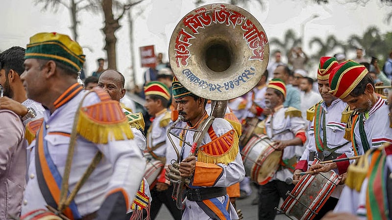 ব্যান্ড পার্টির বাদ্যের তালে তালে ঈদ আনন্দের শোভাযাত্রা এগিয়েছে রাজধানীর পথে পথে। আগারগাঁও হয়ে খামার বাড়ি মোড় পেরিয়ে মানিক মিয়া এভিনিউয়ে সংসদ ভবনের দক্ষিণ প্লাজায় গিয়ে শেষ হয় আনন্দ মিছিলটি। ছবি: রয়টার্স