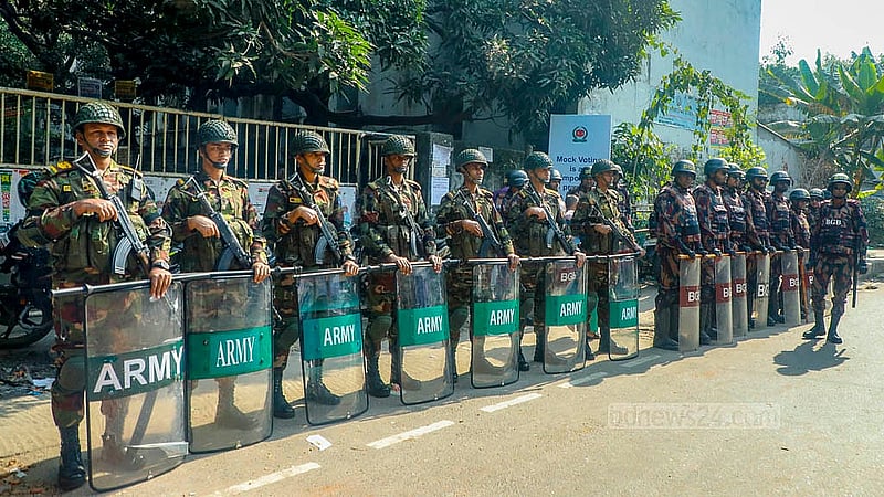 ঢাকার শেরেবাংলা নগর সরকারি বালিকা উচ্চ বিদ্যালয়ে শনিবার ‘মক ভোটিং’ আয়োজন করে নির্বাচন কমিশন। মহড়ার অংশ হিসেবে ভোটকেন্দ্রের বাইরে ছিল আইনশৃঙ্খলা বাহিনীর অবস্থান
