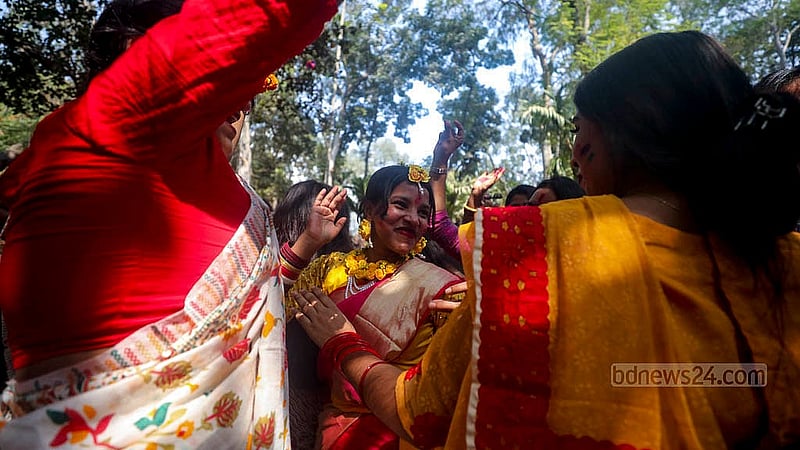 ঢাকা বিশ্ববিদ্যালয়ের কলাভবনের বটতলায় মঙ্গলবার সমগীত বসন্ত উৎসবে গানের তালে মেতে ওঠেন দর্শনার্থীরা।