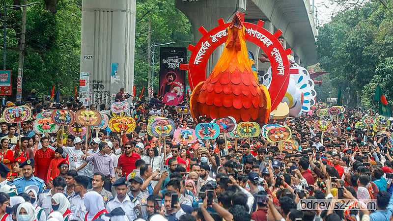 নববর্ষ উদযাপনের অংশ হিসেবে মঙ্গলবার সকালে ঢাকা বিশ্ববিদ্যালয়ের চারুকলা অনুষদ থেকে বের হয় আনন্দ শোভাযাত্রা