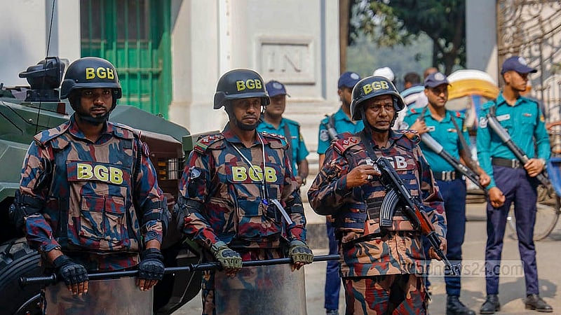 ঢাকায় হাই কোর্ট মাজারের গেইটের সামনে বুধবার নিরাপত্তা জোরদার করে পুলিশ ও বিজিবি সদস্যরা