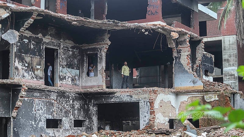 ধানমন্ডির ৩২ নম্বরে শেখ মুজিবুর রহমানের বাড়ির বিভিন্ন কক্ষ। চব্বিশের অভ্যুত্থানের পর সেখানে আগুন দেওয়া হয়। পরে বেশিরভাগ অংশ ভেঙে ফেলা হয়। ছবি: আব্দুল্লাহ আল মমীন