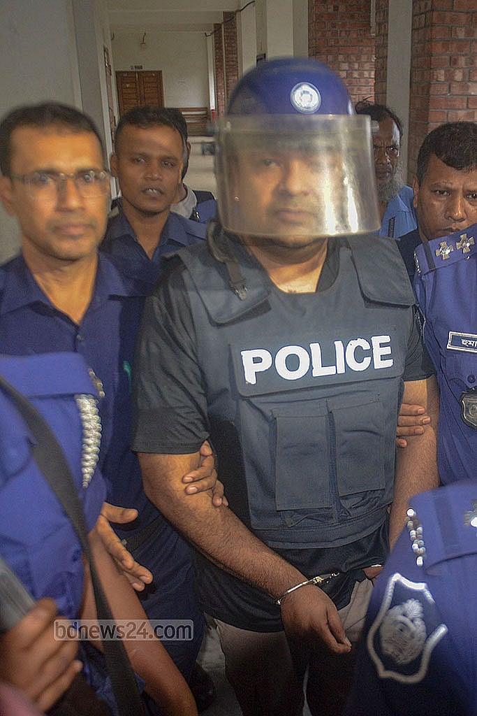 আশুলিয়া থানায় দায়ের করা এক হত্যাচেষ্টা মামলায় সাবেক স্বরাষ্ট্রমন্ত্রী আসাদুজ্জামান খান কামালের ছেলে সাফি মুদ্দাসির খান জ্যোতিকে শনিবার ঢাকার আদালতে হাজির করে পুলিশ।