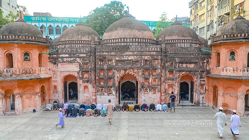 প্রায় সাড়ে তিনশ বছরের পুরনো ঐতিহাসিক এই মসজিদের ভেতর চার সারিতে শ’খানেক মুসল্লির নামাজের ব্যবস্থা আছে। তবে মসজিদের মূল অংশের বাইরেও রয়েছে নামাজের ব্যবস্থা।  ছবি: আব্দুল্লাহ আল মমীন