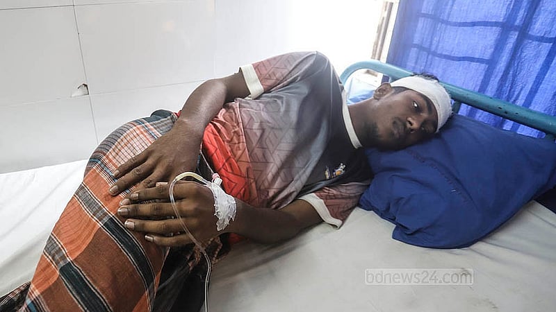 মাহবুবুর রহমান মোল্লা কলেজের শিক্ষার্থীদের হামলায় আহত কবি নজরুল কলেজের ইতিহাস বিভাগের প্রথম বর্ষের শিক্ষার্থী নাঈম হোসেন চিকিৎসাধীন ন্যাশনাল মেডিকেল ইনস্টিটিউট হাসপাতালে। ছবি: আব্দুল্লাহ আল মমীন