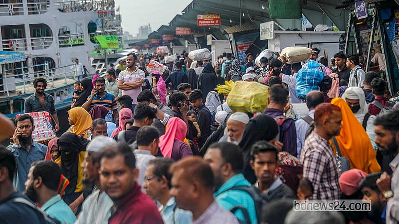 ঈদের ছুটি কাটিয়ে কর্মস্থলে ফিরছে মানুষ। ঢাকার সদরঘাট লঞ্চ টার্মিনালে শনিবার ছিল যাত্রীদের উপচে পড়া ভিড়