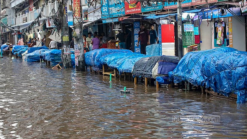 রাজধানীর মিরপুর সড়কে ঢাকা কলেজের সামনে বৃষ্টির পানি নামতে না পারায় তৈরি হয়েছে জলাবদ্ধতা।