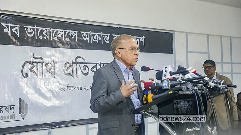 প্রথম আলো ও ডেইলি স্টারে হামলার ঘটনায় রাজধানীর সোনারগাঁও হোটেলে সোমবার নোয়াব ও সম্পাদক পরিষদের প্রতিবাদ সভায় কথা বলেন টিআইবির নির্বাহী পরিচালক ইফতেখারুজ্জামান। ছবি: আব্দুল্লাহ আল মমীন