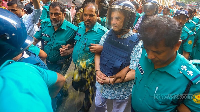 সাবেক বন ও পরিবেশমন্ত্রী সাবের হোসেন চৌধুরীকে সোমবার আদালতে তোলা হলে বিক্ষুব্ধ কয়েকজন তার দিকে ডিম ছুড়ে মারেন। ছবি: আব্দুল্লাহ আল মমীন