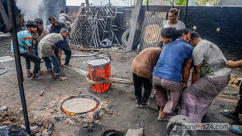 ঢাকার কেরাণীগঞ্জে প্রপেলার তৈরির কারখানায় চুল্লি থেকে গলিত ধাতু নামাচ্ছেন শ্রমিকরা। এই কাজে তারা কোনো সুরক্ষা ব্যবস্থা নেন না