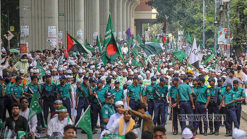 ঈদে মিলাদুন্নবীতে রাজধানীর সোহরাওয়ার্দী উদ্যান থেকে বের হওয়া শোভাযাত্রা ঘিরে আইনশৃঙ্খলা বাহিনী কঠোর নিরাপত্তা জোরদার করে। ছবি: আব্দুল্লাহ আল মমীন