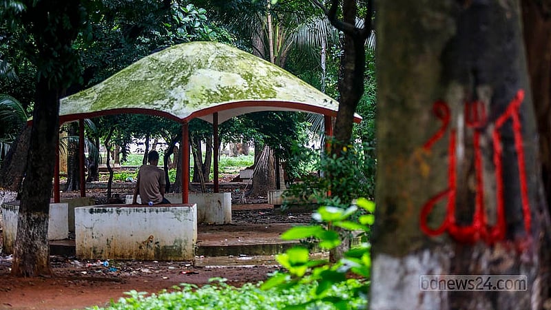 সোহরাওয়ার্দী উদ্যানের ভেতরে বসার জায়গাগুলো এখন জনশূন্য। ছাত্রদল নেতা শাহরিয়ার আলম সাম্য হত্যাকাণ্ডের আগেও সেখানে মানুষজনের আনাগোনা ছিল। ছবি: মাহমুদ জামান অভি