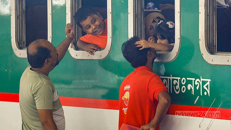 গ্রামে স্বজনদের সঙ্গে কোরবানির ঈদ উদযাপনে ঢাকা ছাড়ছে মানুষ। সোমবার কমলাপুর রেলওয়ে স্টেশনে অনেকে স্ত্রী-সন্তান ও স্বজনদের বিদায় জানান। ছবি: মাহমুদ জামান অভি