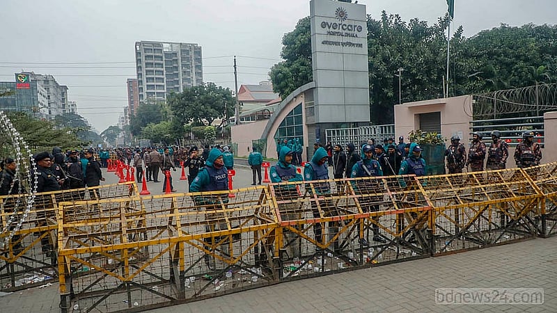 দেশের প্রথম নারী প্রধানমন্ত্রী খালেদা জিয়ার মৃত্যুর পর মঙ্গলবার এভারকেয়ার হাসপাতালের সামনে নিরাপত্তা জোরদার করা হয়েছে