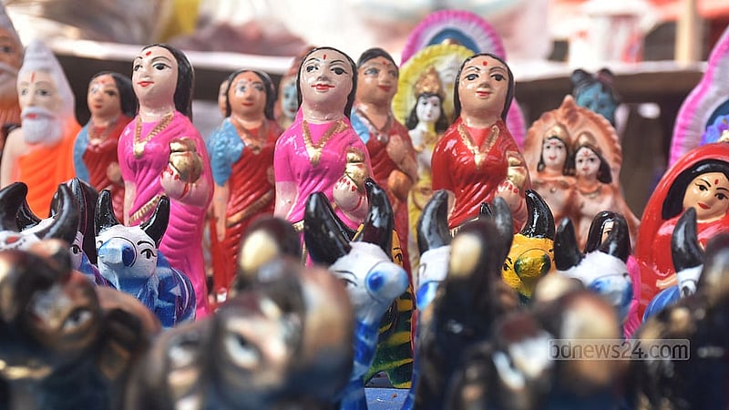 চট্টগ্রাম লালদীঘি মাঠে ঐতিহাসিক জব্বারের বলী খেলার মঞ্চের আশপাশে বৃহস্পতিবার থেকেই বসতে শুরু করেছেন মেলার দোকানিরা। ছবি: সুমন বাবু