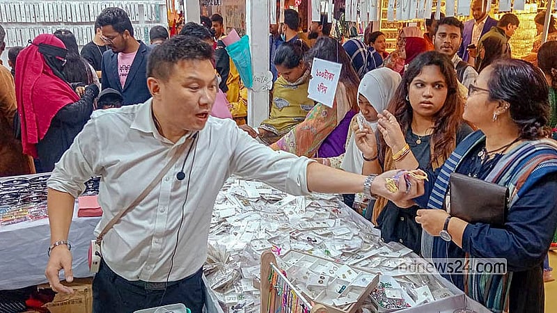 ঢাকার পূর্বাচলে আন্তর্জাতিক বাণিজ্য মেলায় বিভিন্ন স্টল ঘুরে দেখছেন ক্রেতা-দর্শনার্থীরা।