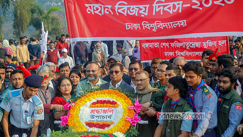 বিজয় দিবসে মঙ্গলবার সকালে সাভারের জাতীয় স্মৃতিসৌধে শ্রদ্ধা নিবেদন করেন ঢাকা বিশ্ববিদ্যালয়ের উপাচার্য অধ্যাপক নিয়াজ আহমদ খান