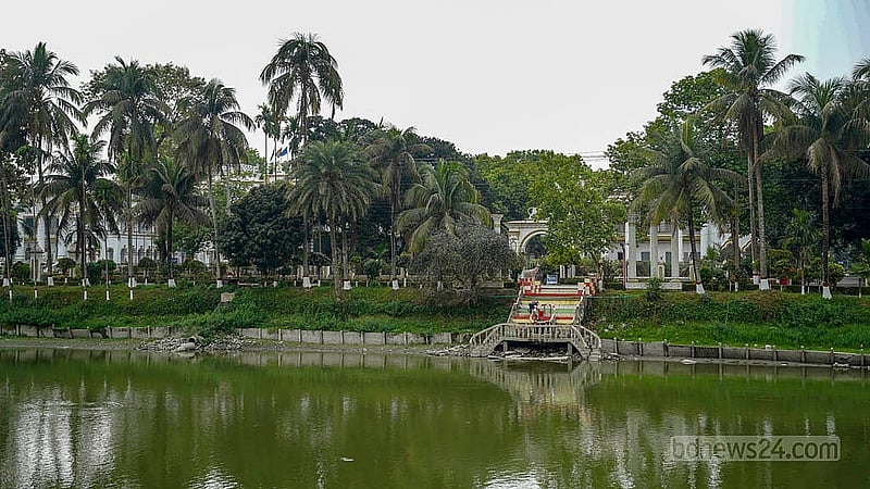 মহেরা জমিদার বাড়ির সামনে বিস্তৃত বিশাখা সাগর পুকুর।  ছবি: তানজিনুর রহমান ভূইয়া