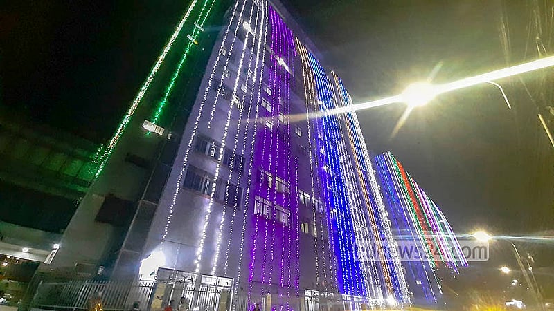 ঢাকার জাতীয় বার্ন ও প্লাস্টিক সার্জারি ইনস্টিটিউটে বিজয় দিবসের আলোকসজ্জা
