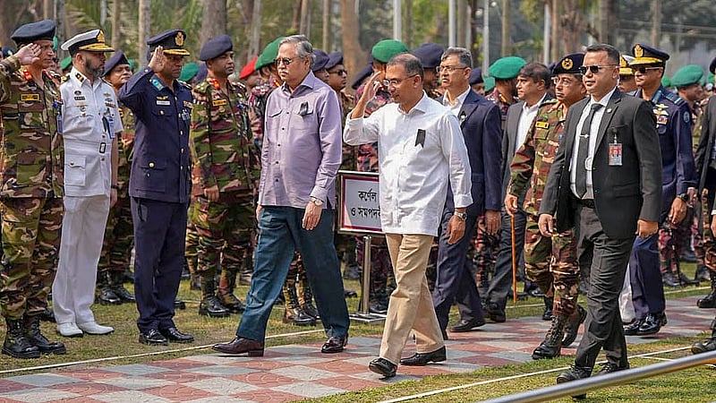 বনানী সামরিক কবরস্থানে পিলখানা হত্যাকাণ্ডে নিহত সেনা কর্মকর্তাদের শ্রদ্ধা জানানোর সময় রাষ্ট্রপতি মোঃ সাহাবুদ্দিনের সঙ্গে কুশল বিনিময় করেন প্রধানমন্ত্রী তারেক রহমান