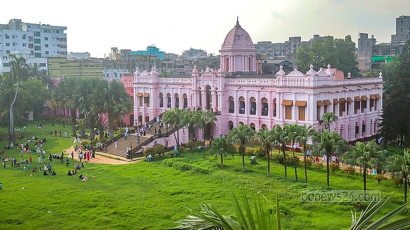 কোরবানির ঈদের ছুটির কারণে ৫ থেকে ১২ জুন বন্ধ ছিল আহসান মঞ্জিল জাদুঘর। শুক্রবার বিকালে সেটি দর্শনার্থীদের জন্য খুলে দেওয়া হয়।  ছবি: আব্দুল্লাহ আল মমীন