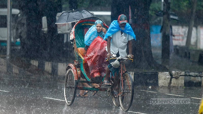 রাজধানীতে বৃহস্পতিবার টানা বৃষ্টি হলেও থেমে থাকেননি কর্মজীবী মানুষেরা। বৃষ্টির মধ্যে মাথা পলিথিনে মুড়ে রিকশা নিয়ে বের হন চালকেরা। ছবি: মাহমুদ জামান অভি