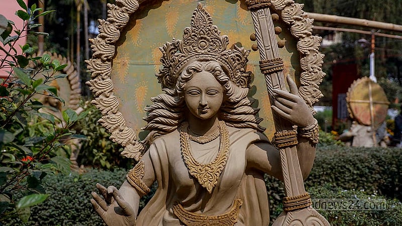 সরস্বতীর পূজা উপলক্ষে ঢাকা বিশ্ববিদ্যালয়ের জগন্নাথ হলের মাঠে বিভিন্ন বিভাগ ও ইনস্টিটিউটের পক্ষ থেকে ৭৬টি মণ্ডপ নির্মাণ করা হবে। শিক্ষার্থীদের পছন্দ অনুযায়ী সেখানে এখন প্রতিমা গড়ছেন কারিগররা