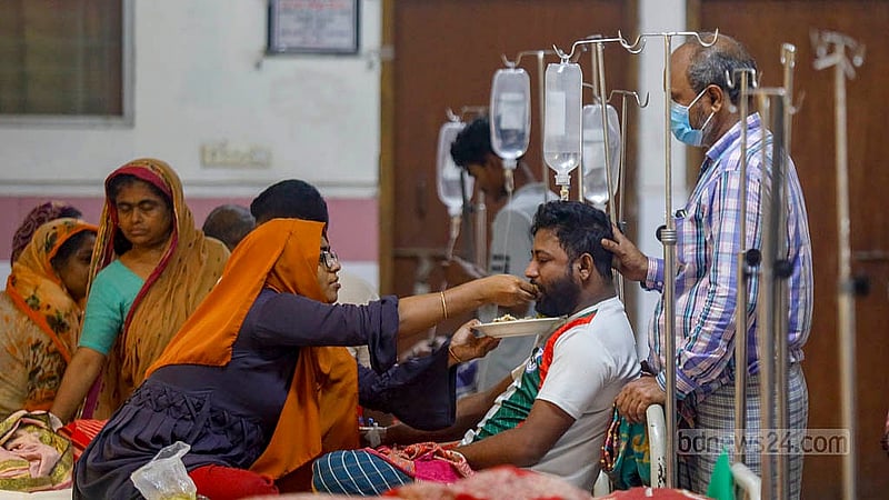 ঢাকার মুগদা মেডিকেল কলেজ হাসপাতালে বুধবার ডেঙ্গু আক্রান্ত এক রোগীকে খাওয়াচ্ছেন তার স্বজনেরা। ছবি: মাহমুদ জামান অভি