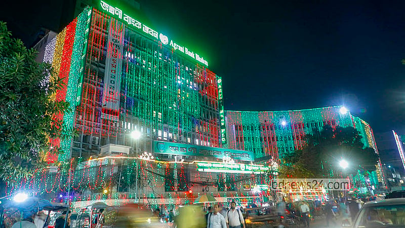 বিজয় দিবস উপলক্ষে কারওয়ান বাজারের সরকারি বিভিন্ন ভবনে করা হয়েছে আলোকসজ্জা